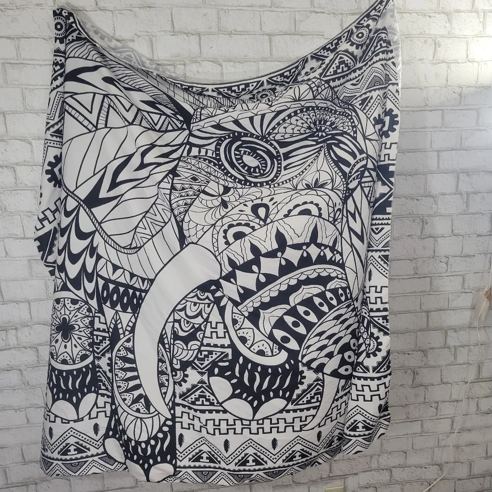 Black and white printed tapestry‎ wall hanging